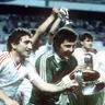Helmut Duckadam s trofejou pre víťaza Európskeho pohára majstrov.
