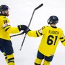 Švédski hokejisti Mattias Ekholm (vľavo) a Viggo Björck sa tešia z gólu v základnej B-skupine Dánsko - Švédsko na MS v ľadovom hokeji.
