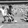 Diego Maradona strieľa svoj druhý gól v zápase Anglicko - Argentína na MS 1986 v Mexiku.