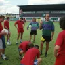 Tréning Rimavskej Soboty pred 30 rokmi pred historicky prvou ligovou sezónou. Druhý sprava tréner Stanislav Jarábek, za ním stojí autor prvého gólu  v najvyššej súťaži Ján Tršo.