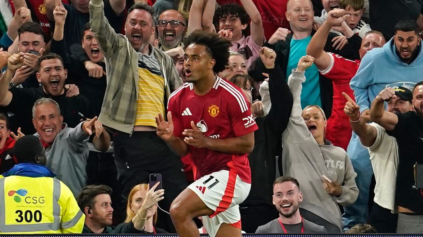 Joshua Zirkzee oslavuje gól. 