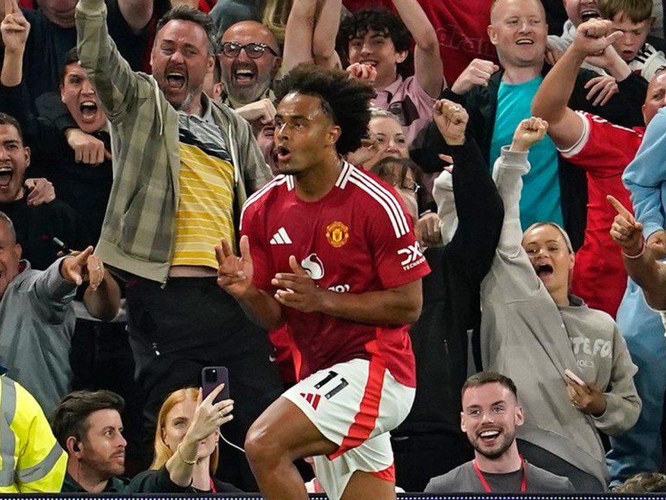 Joshua Zirkzee oslavuje gól. 