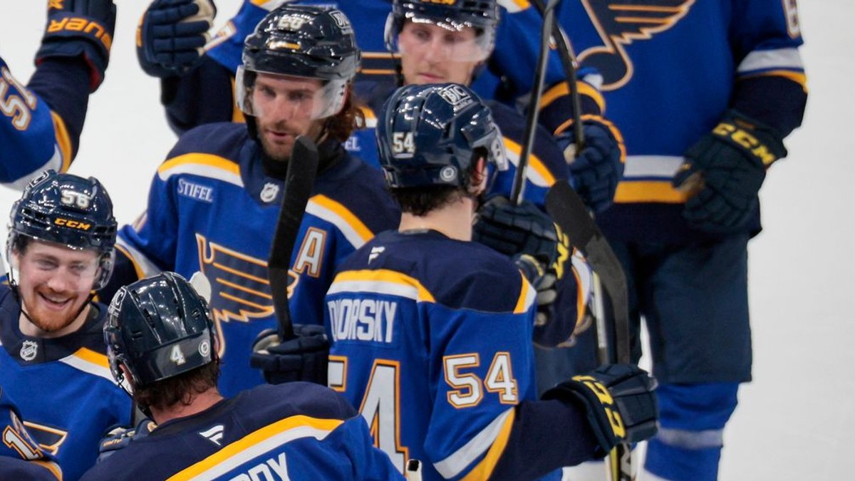 Dalibor Dvorský s číslom 54 so spoluhráčmi zo St. Louis Blues.