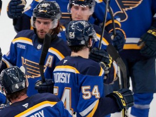 Dalibor Dvorský s číslom 54 so spoluhráčmi zo St. Louis Blues.