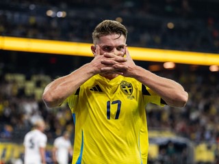 Švédsky útočník Viktor Gyökeres a jeho gólové gesto.