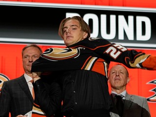 Leo Carlsson si oblieka draft Anaheimu Ducks po tom, ako si ho vybrali z druhého miesta na drafte NHL 2023.