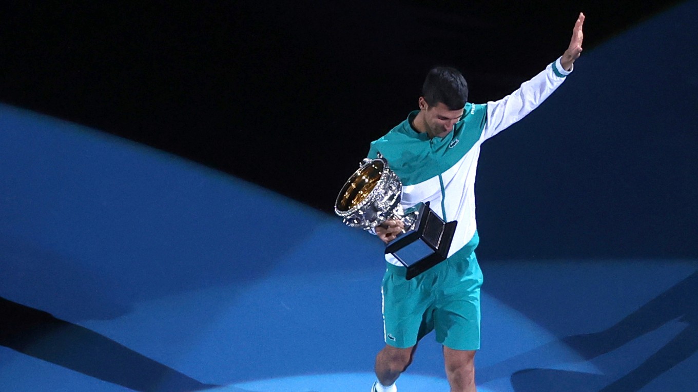 Novak Djokovič s víťaznou trofejou na Australian Open 2021.