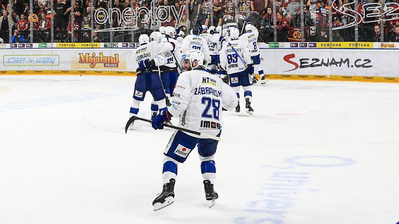 Hokejisti HC Kometa Brno oslavujú postup do finále českej Tipsport extraligy.