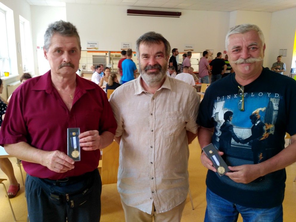 Ján Jambor (vľavo) a Michal Ševčík (vpravo) už majú diamantovú plaketu. Zablahoželať a poďakovať im prišiel vedúci lekár NTS Trnava MUDr. Ján Šiška.