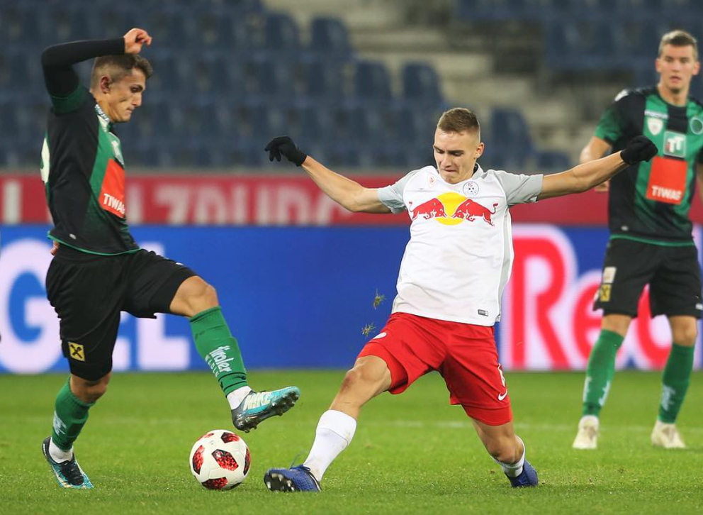 Peter Pokorný (vpravo) počas zápasu za FC Liefering.