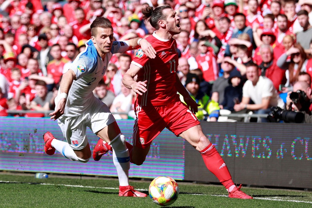 Peter Pekarík (vľavo) a Gareth Bale v kvalifikačnom zápase o postup na ME 2020 Wales - Slovensko 1:0 v Cardiffe (24.3.2019).