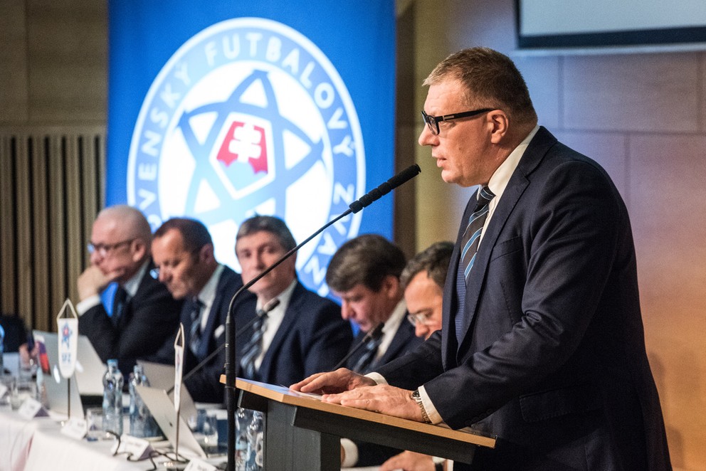 Prezident SFZ Ján Kováčik na marcovej konferencii SFZ pri prejave.