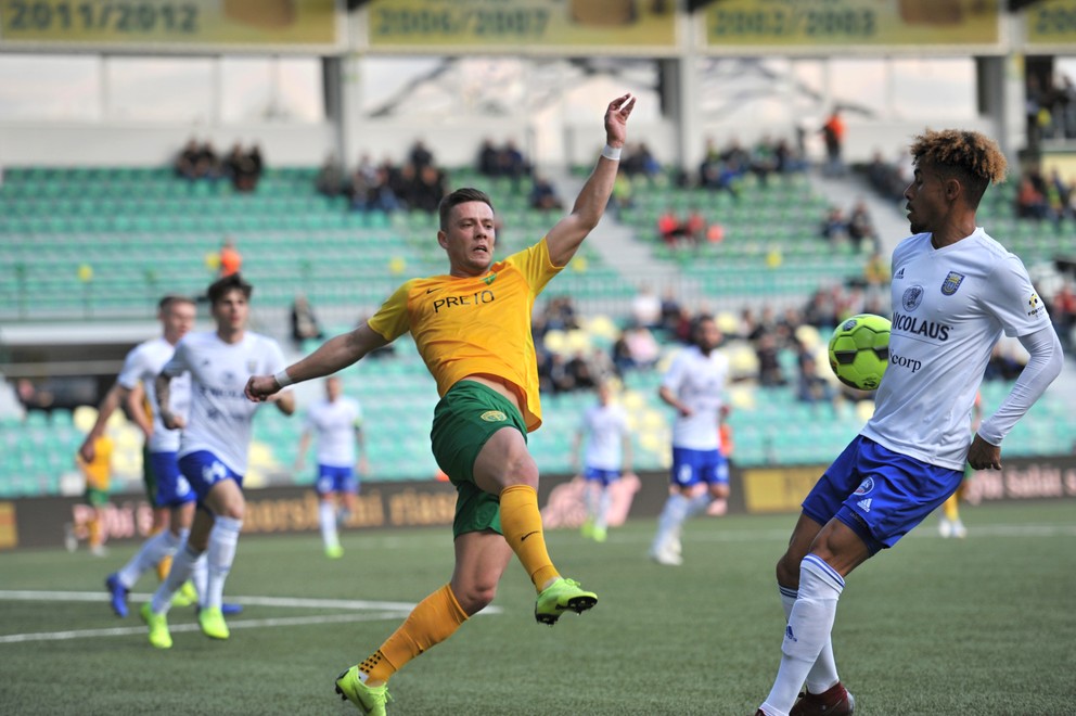 Žilinský gól v prvom semifinále proti Michalovciam zaznamenal Jaroslav Mihalík (v žltom).