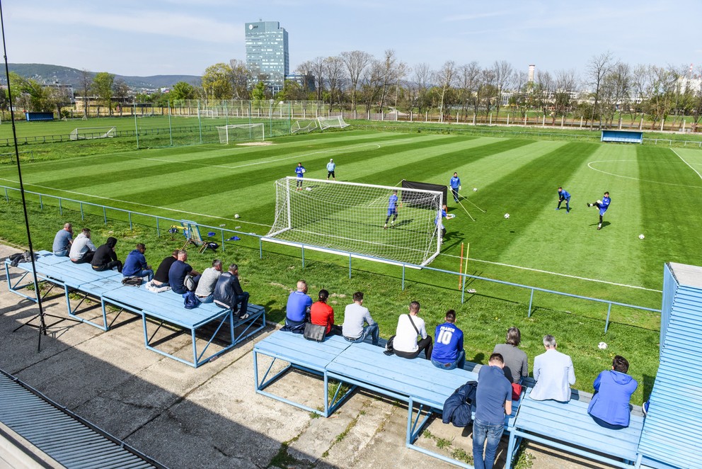 Tréneri brankárov si počas seminára pozreli tréning brankárov U19 z akadémie Slovana Bratislava.