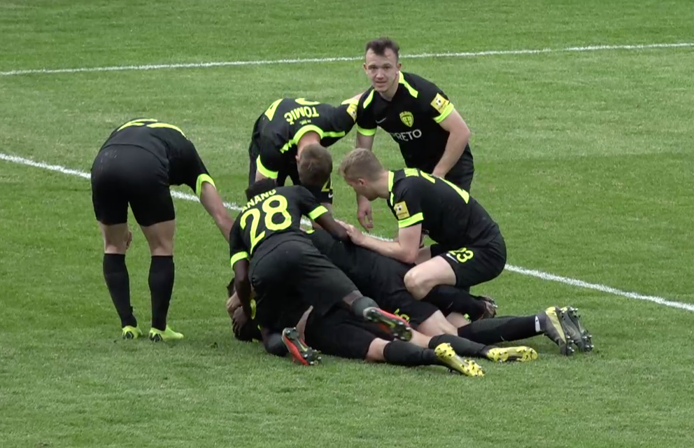 Hráči Žiliny sa tešia z gólu Branislava Sluku, ktorý zvyšoval stav na 2:0.