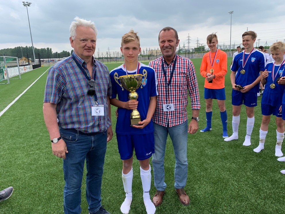 Víťazná trofej putovala do rúk hráčov Malopolska (na fotografii zľava: Zdzislaw Kapka,kapitán Malopolska a Ladislav Gádoši)