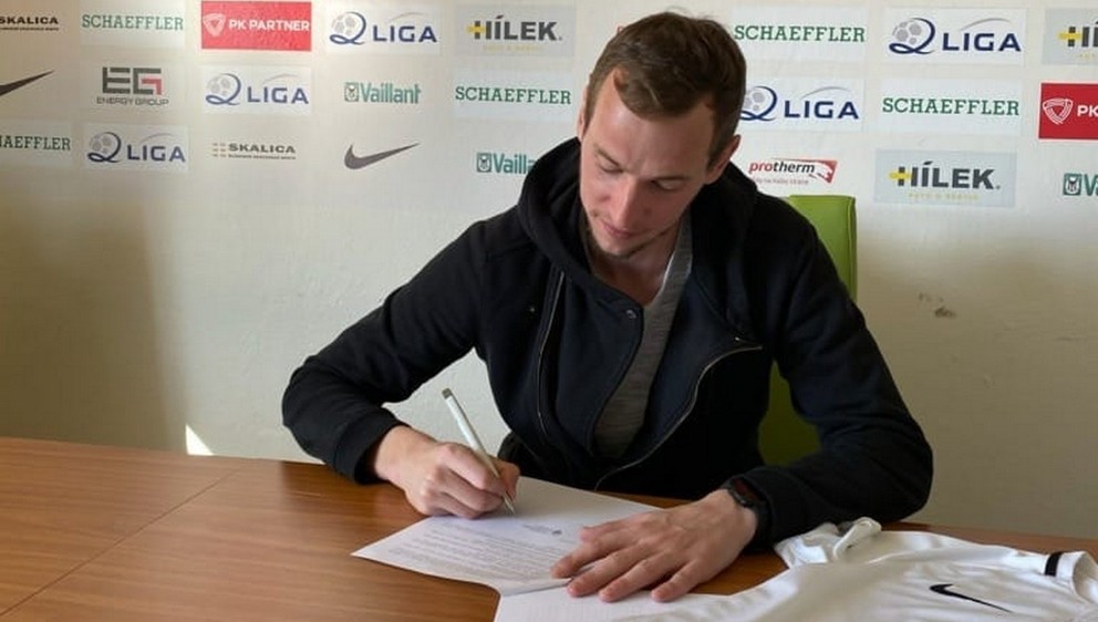 Hric počas podpisu zmluvy s MFK Skalica.