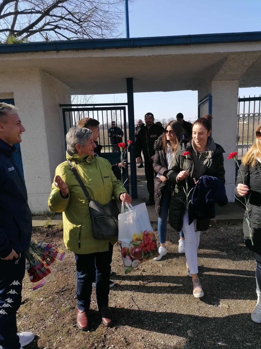 Fanúšičky Šamorína dostali od hráčov ŠTK kvety.