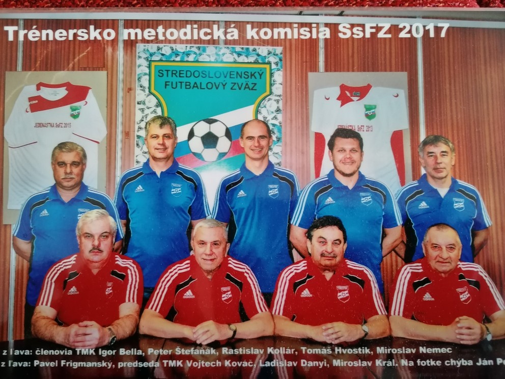 Ladislav Danyi (tretí zľava v dolnom rade) ako člen trénersko-metodickej komisie SsFZ
