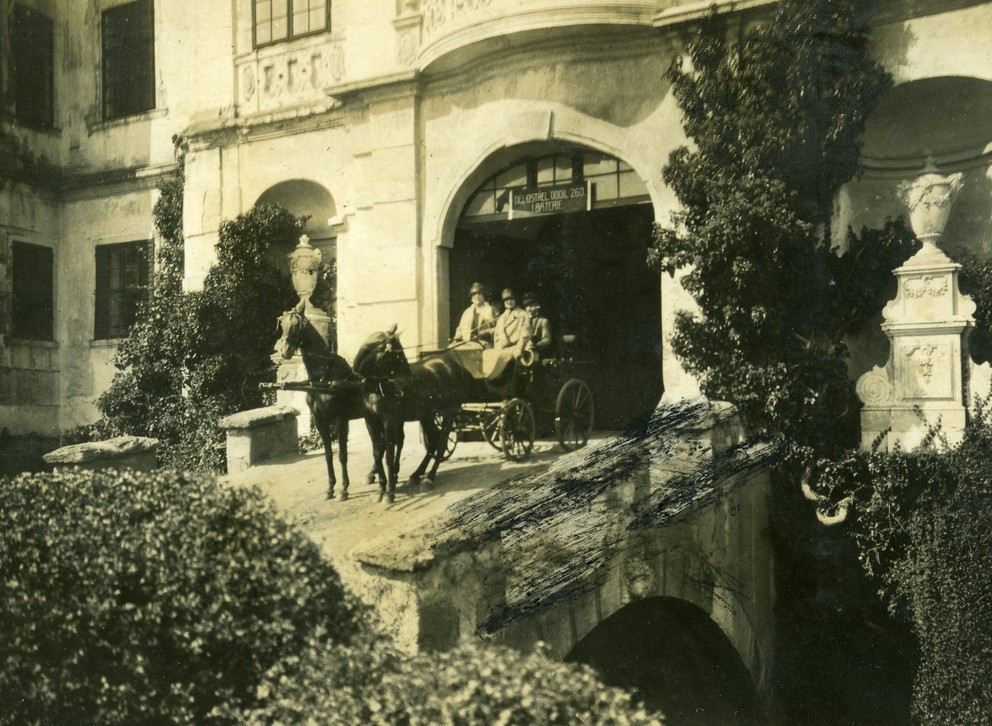 Rok 1926 až 1928. Pred vstupnou bránou na moste do haličského Forgáchovského zámku.