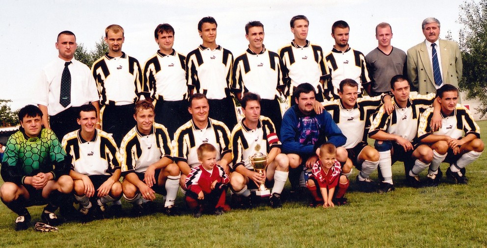Mužstvo postupujúce do druhej ligy v sezóne 1999/00.