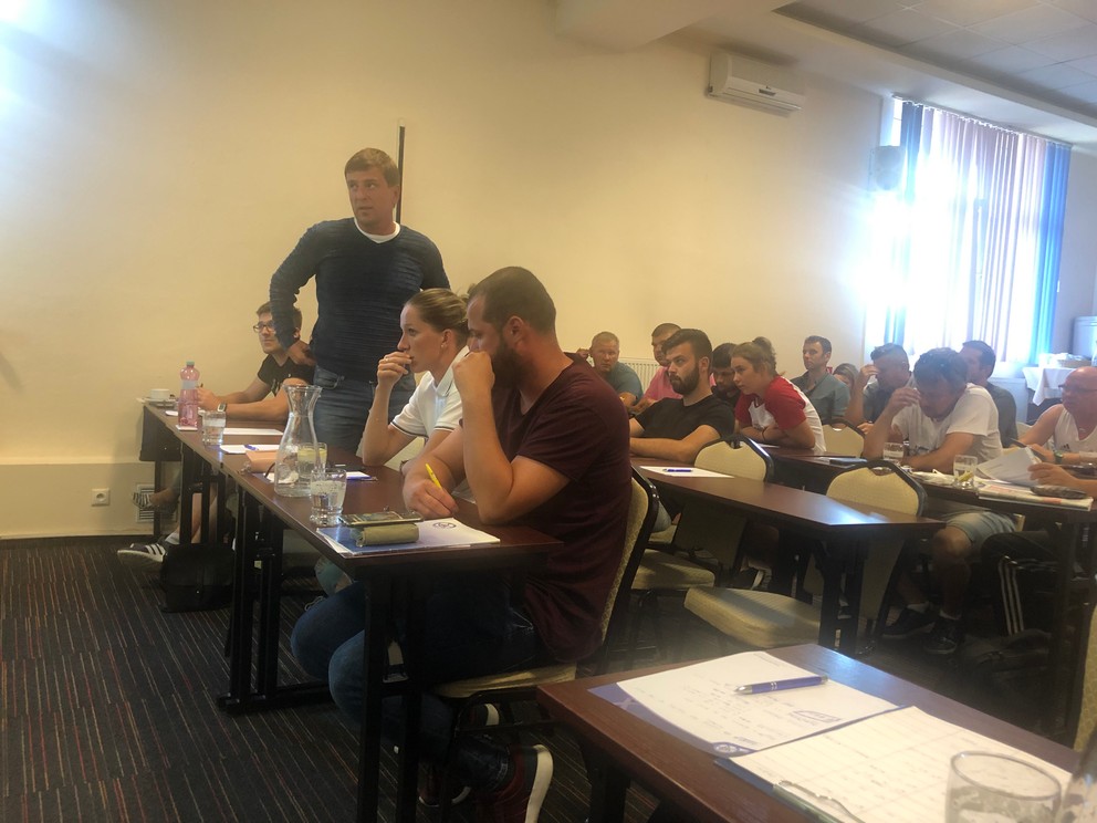 František Kuľka (stojí) sa stal zástupcom ženského futbalu na Konferencie Slovenského futbalového zväzu.