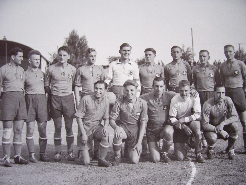 Horný rad zľava: Dezider Kostka, Eduard Derkitsch (náhradník), Viliam Vanák, Gábor Ferényi (neskôr Gabriel Ferenčík), Milan Pochaba (náhradný brankár), František Vysocký, Ján Arpáš, Jozef Hudec, Jozef Luknár. Dolný rad: František Kaiser (náhradník), František Bolček, Ervín Kováč, Teodor Reimann a Ivan Chodák.