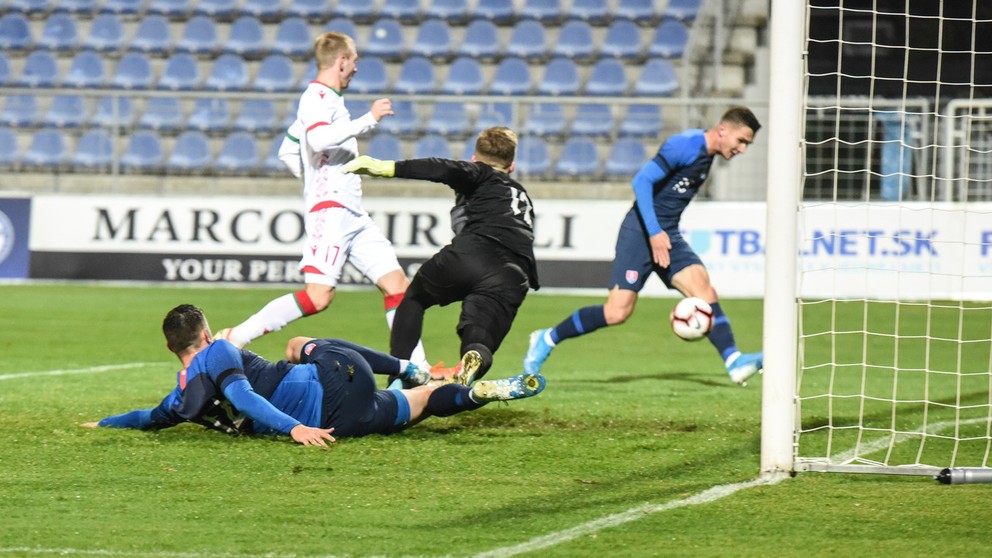 Lopta sa dostala k Dávidovi Ďurišovi, ktorý bol na zadnej žrdi a uzavrel stav na 3:0.