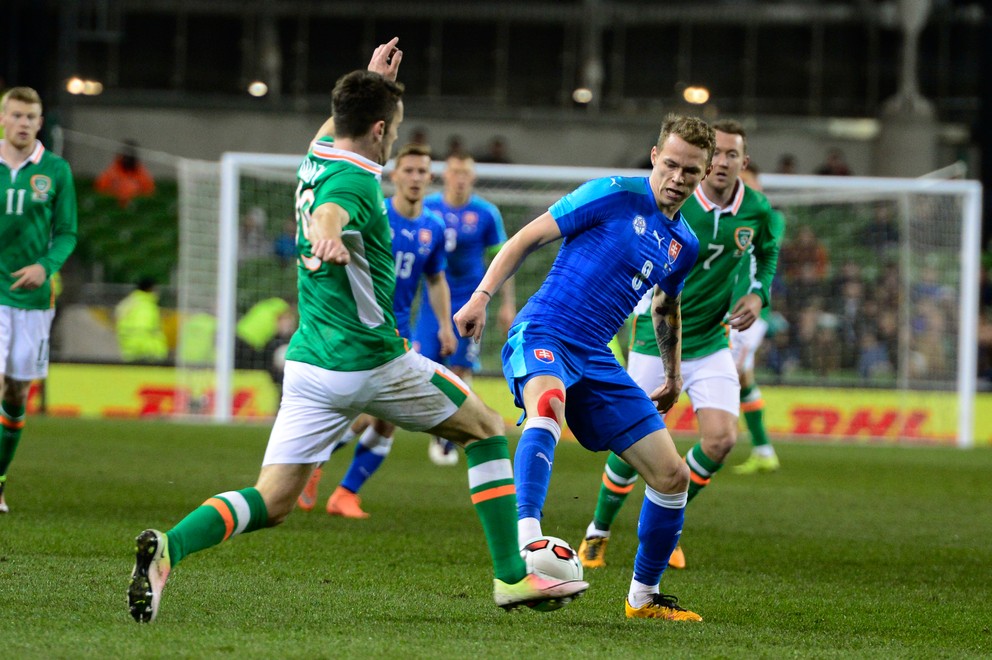 S Írskom sme sa sa stretli naposledy v marci 2016 v Dubline (1:1), na snímke v súboji Ondrej Duda (vpravo) a domáci Robbie Brady.