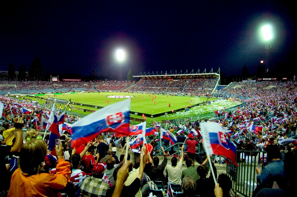 Divácka kulisa počas v septembri 2006 v Bratislave (Slovensko – Česko, 0:3).