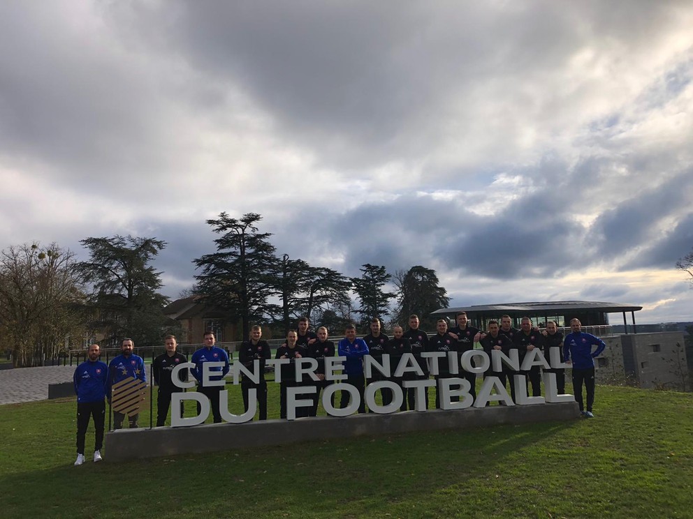 Slováci boli ubytovaní a zápasy odohrali v tréningovom centre Francúzskej futbalovej federácie v Clairefontaine.