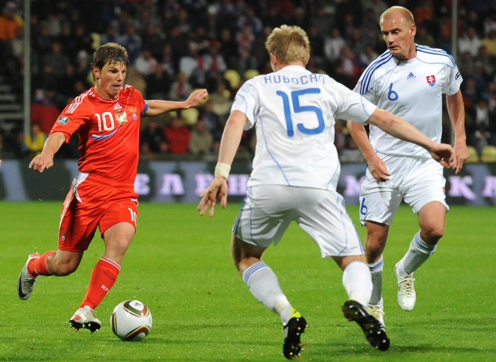 Andrej Aršavin (vľavo), Tomáš Hubočan a Miroslav Karhan v zápase Slovensko – Rusko (0:1), 7. októbra 2011 v Žiline.