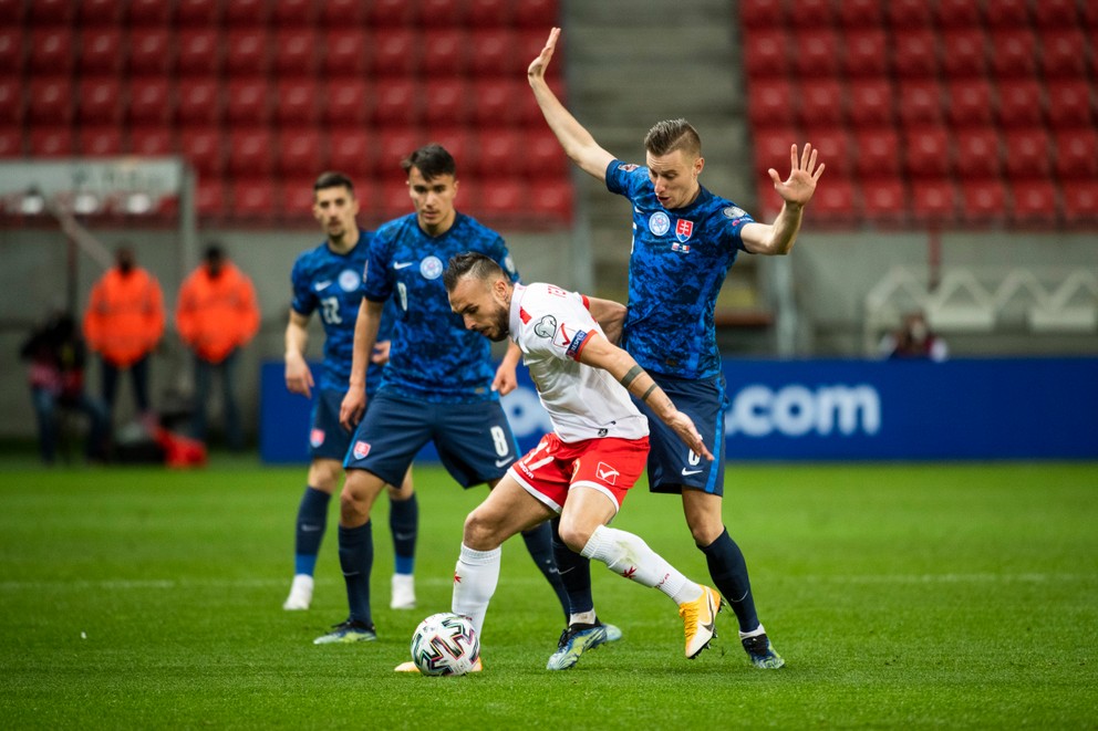 Ján Greguš a Teddy Teuma v súboji o loptu, vzadu situáciu sleduje David Strelec.