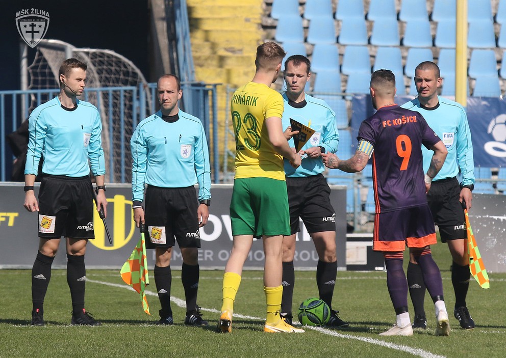 Asistent rozhodcu Mário Roszbeck (druhý zľava) rozhodoval sto zápasov v najvyššej súťaži.