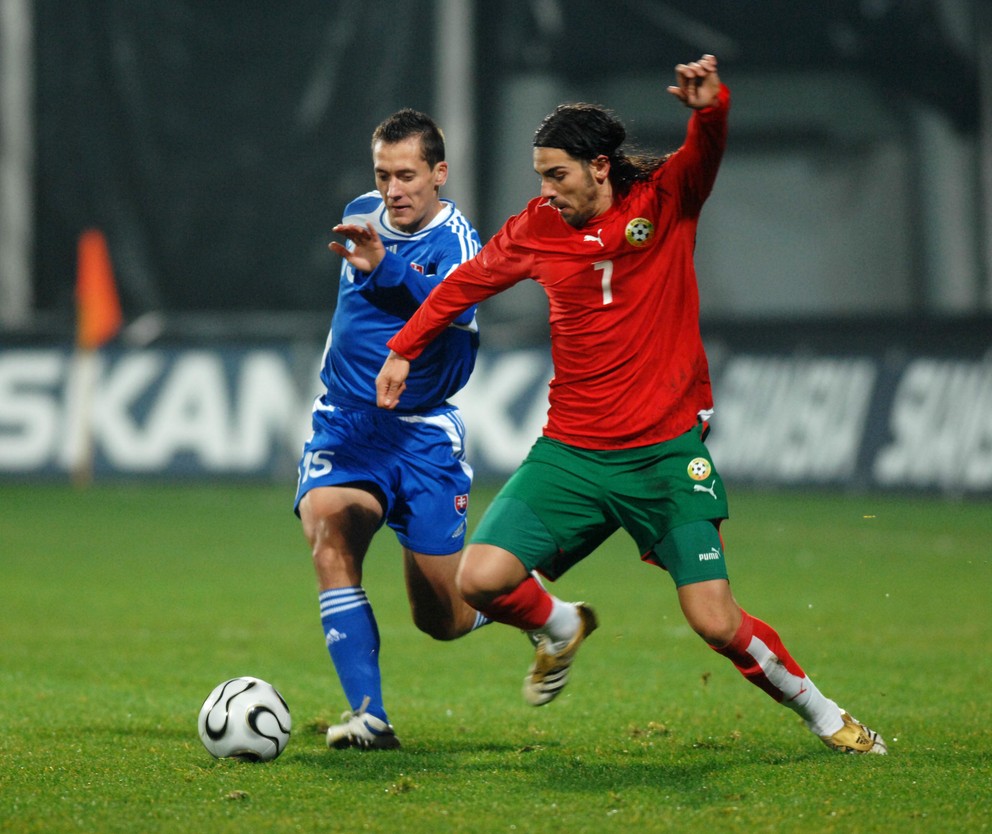 Marek Čech v súboji s Bulharom Georgievom v prípravnom zápase Slovensko - Bulharsko 3:1 (15.11.2006, Žilina).