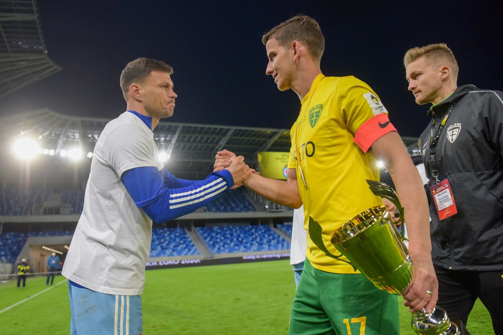Kapitáni Vasil Božikov (vľavo) a Jakub Paur po finále Slovnaft Cupu 2020/21.