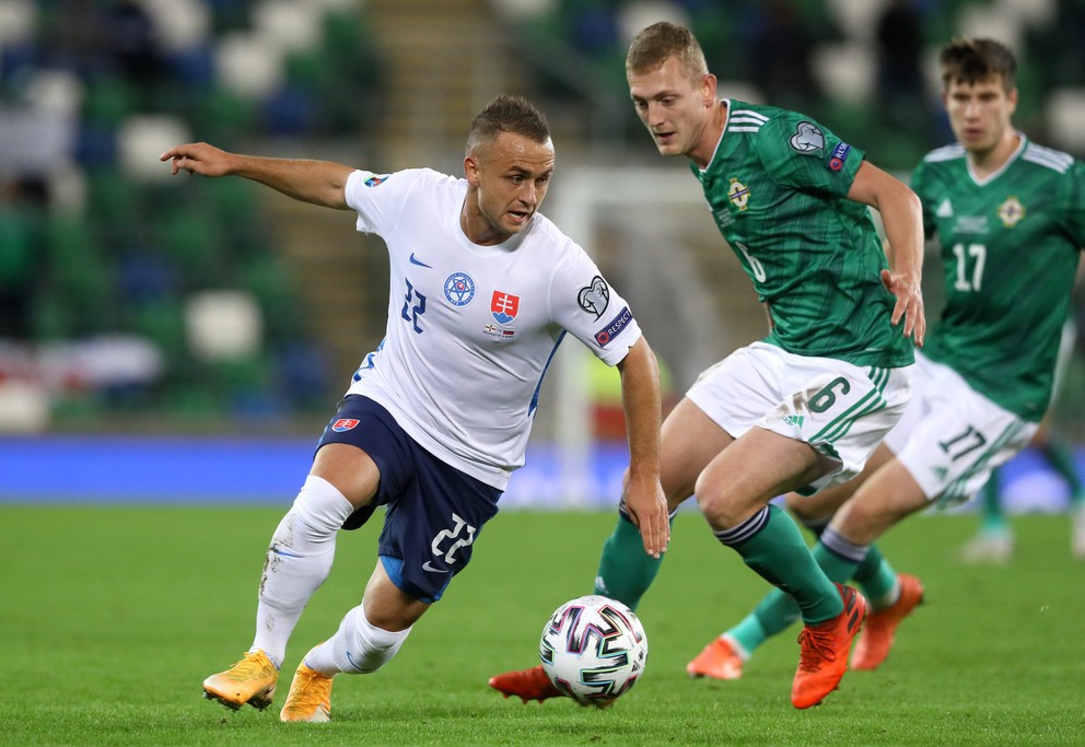 Stanislav Lobotka (vľavo) vo finále play-off o postup na Euro 2022 Severné Írsko - Slovensko 1:2 p.p. (12. novembra 2020 v Balfaste).