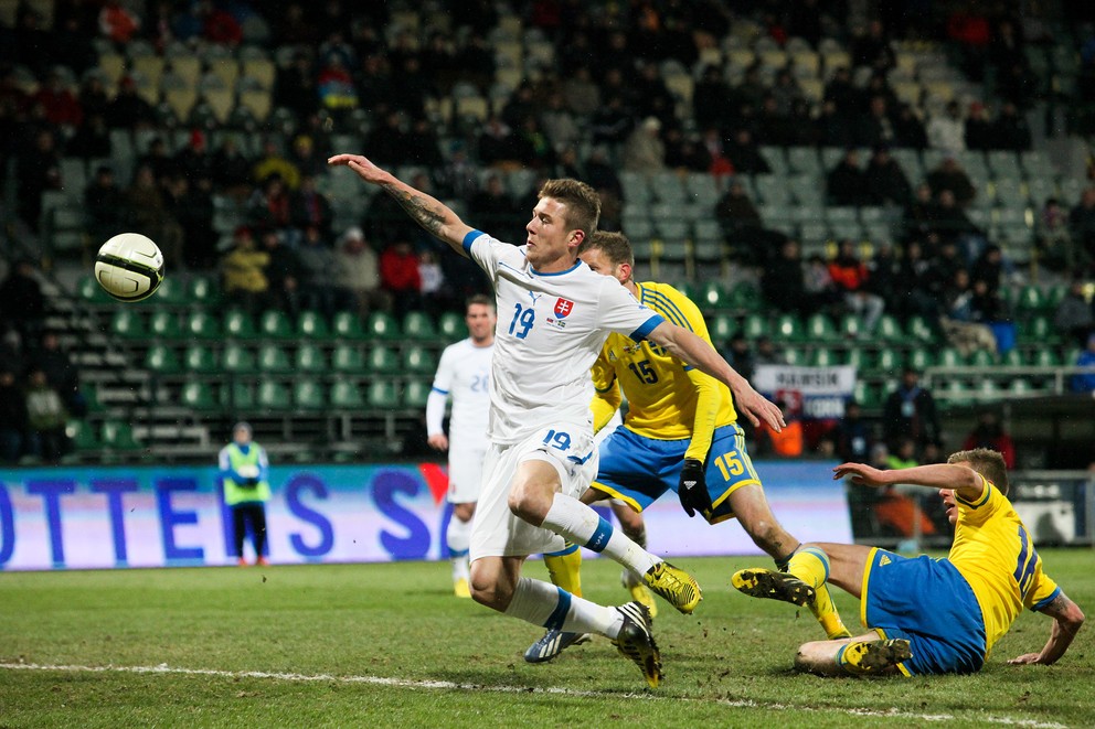 Juraj Kucka v súboji s Mikaelom Antonssonom a Pontusom Wernbloomom v prípravnom zápase Slovensko – Švédsko 0:0 (26. marca 2013 v Žiline).