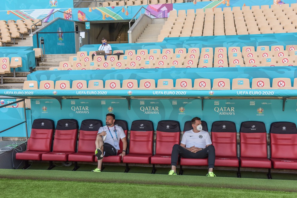 Sledujú a premýšľajú, vľavo asistent trénera Samuel Slovák, vpravo reprezentačný tréner Štefan Tarkovič.