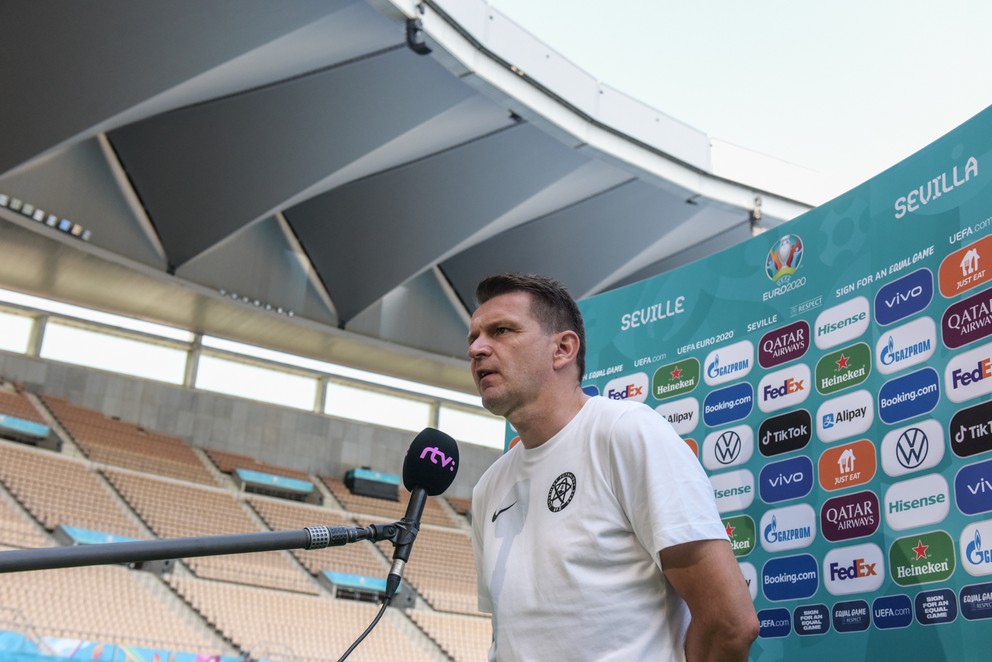 Reprezentačný tréner Štefan Tarkovič odpovedá na novinárske otázky pred zápasom so Španielskom na štadióne v Seville.