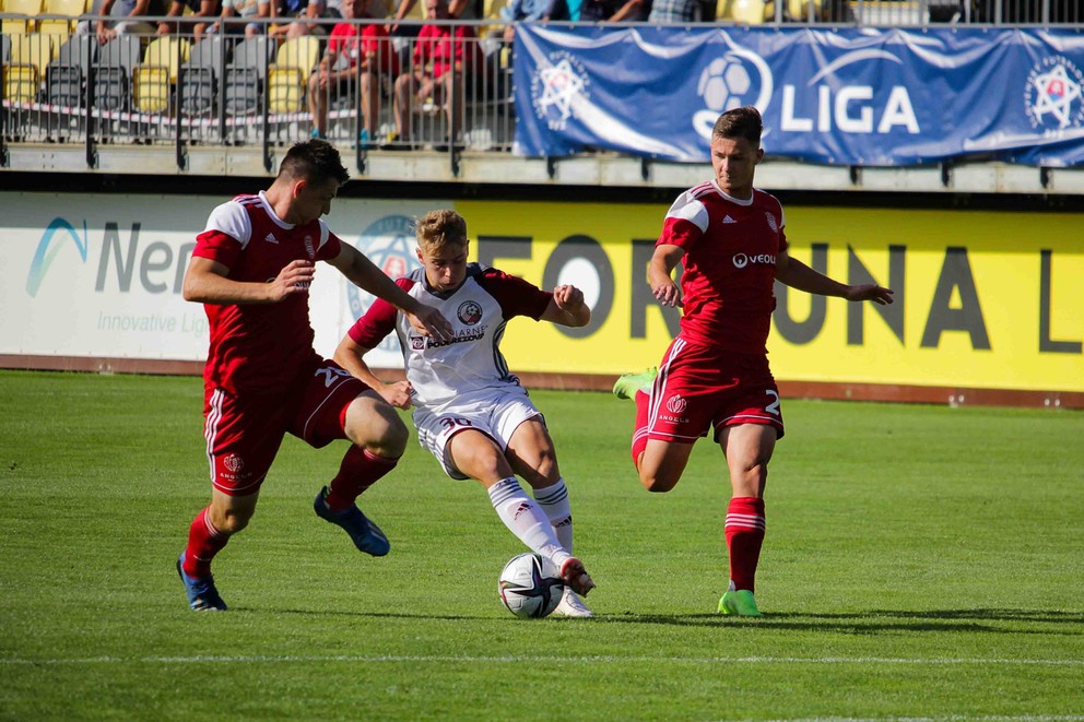 V šlágri kola MFK Dukla Banská Bystrica - FK Železiarne Podbrezová sa z víťazstva 3:2 tešili hostia.