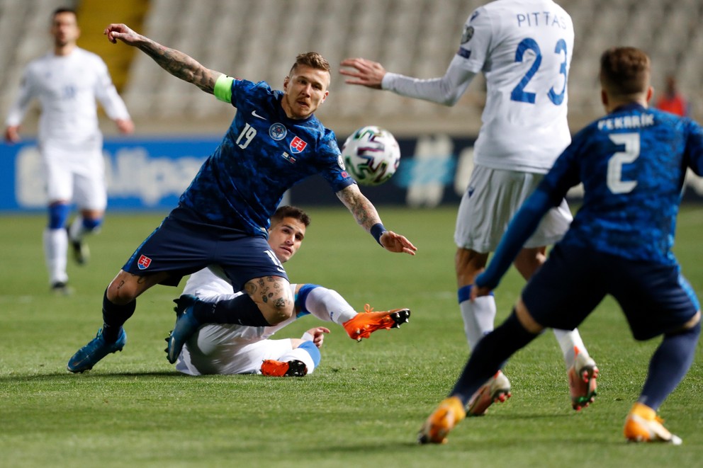 Kapitán Juraj Kucka v ostrom súboji s Pierosom Sotiriouom v kvalifikačnom zápase o postup na MS 2022 Cyprus – Slovensko (0:0) v Nikózii.