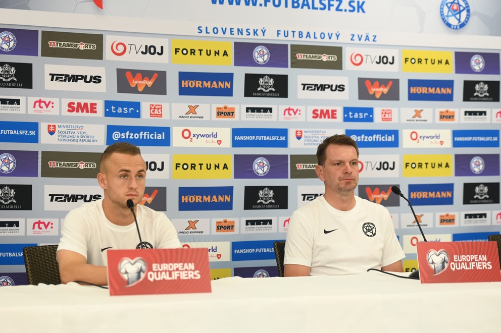 Pred utorkovým kvalifikačným zápasom s Cyprom odpovedali na otázky novinárov Stanislav Lobotka a tréner Štefan Tarkovič.