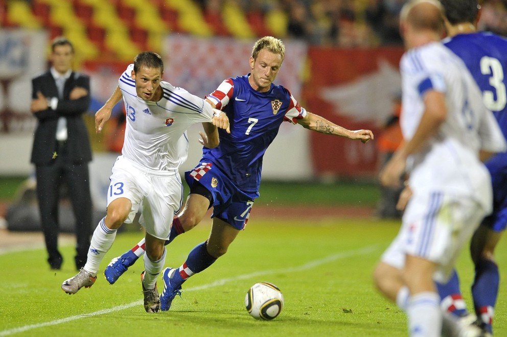 Filip Hološko (vľavo) v súboji s Ivanom Rakitičom v prípravnom zápase Slovensko – Chorvátsko 1:1 (11.08.2010 v Bratislave).