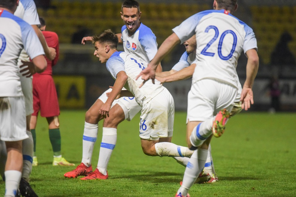 Artur Gajdoš slávi so spoluhráčmi gól Portugalsku.