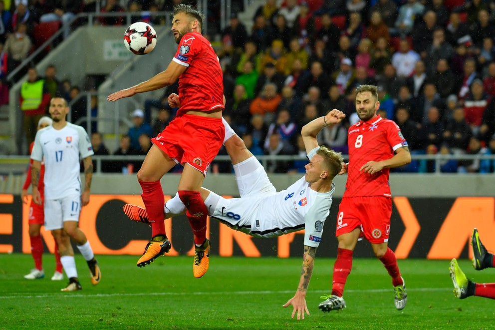  Ondrej Duda a Andrei Agius v zápase Slovensko – Malta (3:0) v októbri 2017 v Trnave.