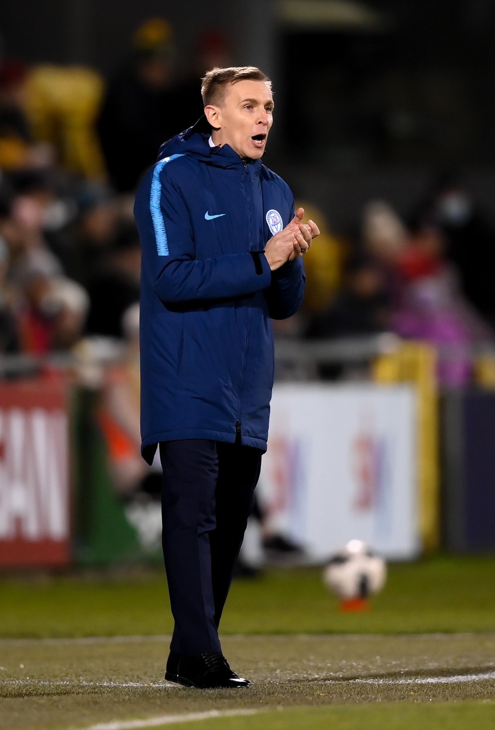 Tréner Peter Kopúň počas zápasu v Dubline vydáva pokyny na ihrisko.