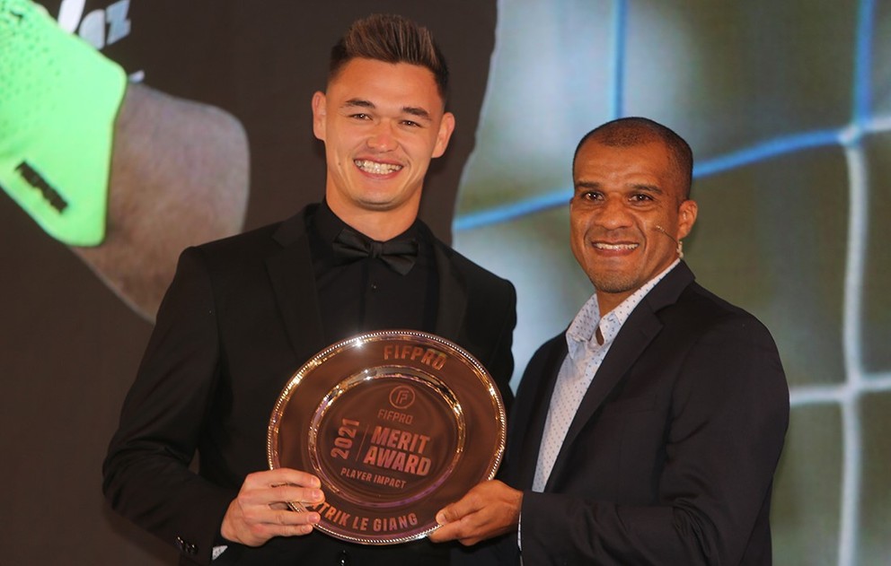 Patrik Le Giang (vľavo) s ocenením Merit Award od medzinárodnej hráčskej asociácie FIFPro, za charitatívny prínos.