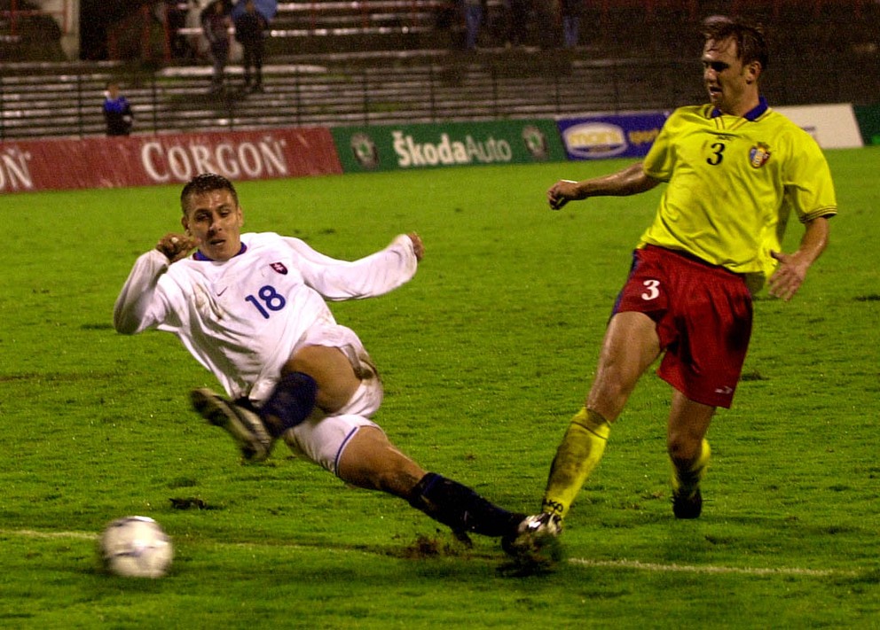 Igor Demo (vľavo) v súboji s Raduom Rebežom v kvalifikačnom zápase o postup na MS 2002 Slovensko - Moldavsko 4:2 (Trenčín, 5. septembra 2001)