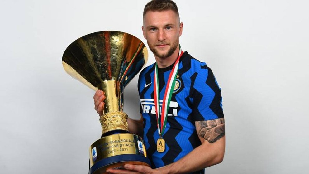 Milan Škriniar s trofejou pre víťaza Serie A 2020/21.